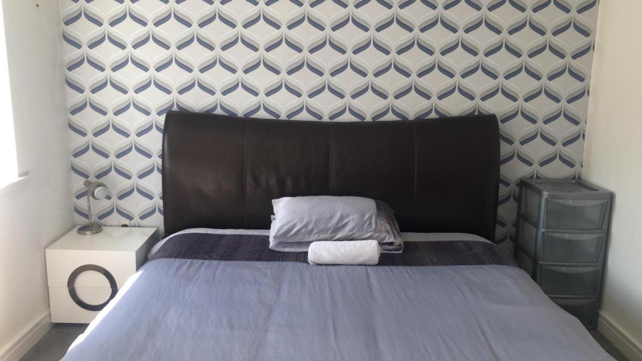 Superking Bedroom Close To The A30 كامبورن المظهر الخارجي الصورة