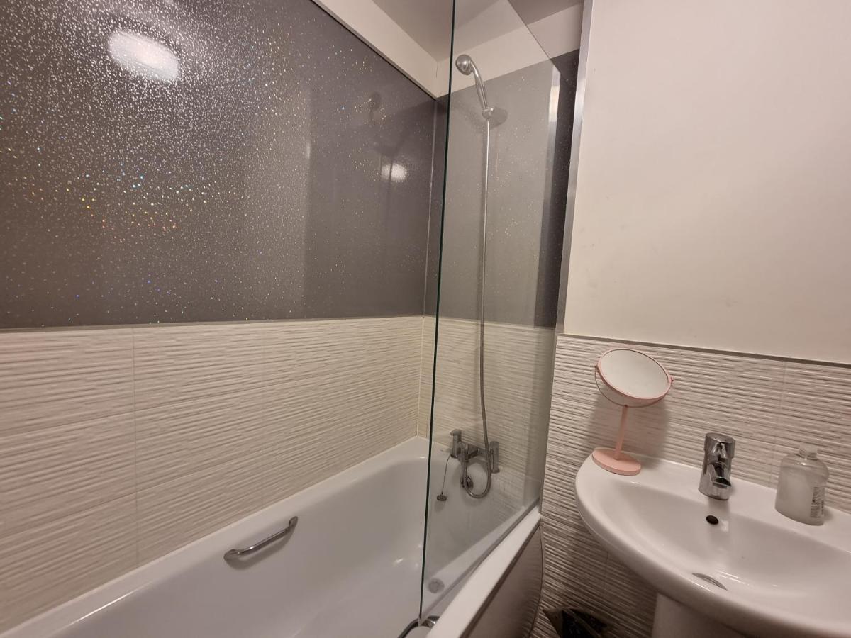 Superking Bedroom Close To The A30 كامبورن المظهر الخارجي الصورة