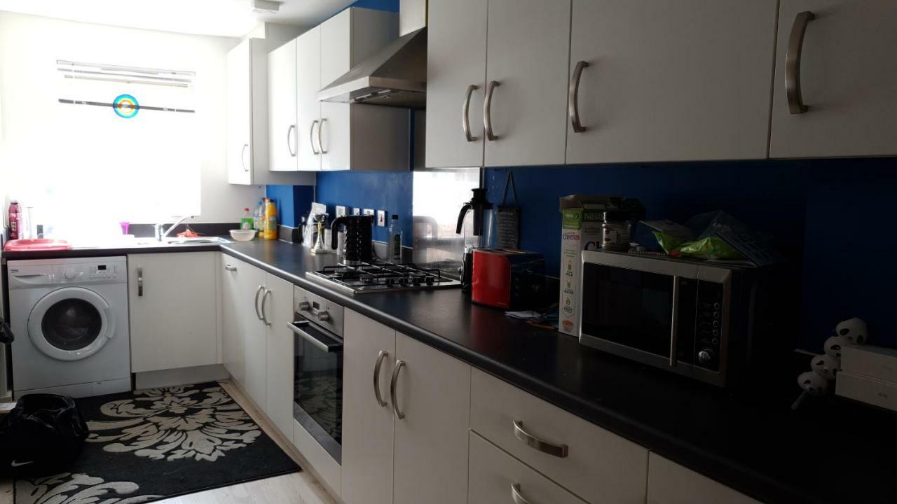Superking Bedroom Close To The A30 كامبورن المظهر الخارجي الصورة